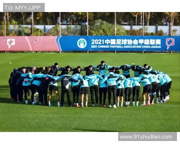 杭州足球队在全国锦标赛中以90分稳居积分榜首位，展现强劲实力